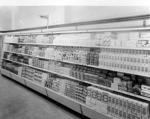 お茶と砂糖の通路、ウールワース店、1956 作： English Photographer